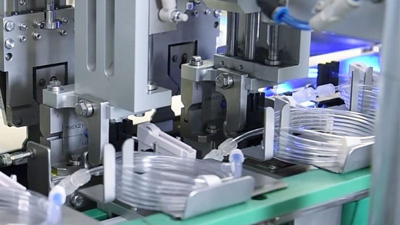 选择合适的自动化设备是改造成功的关键。应考虑以下因素：